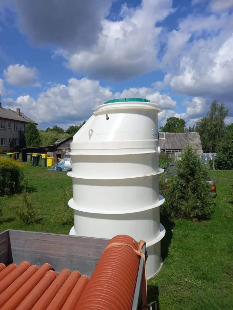Biologinis nuotekų valymo įrenginys prieš montavimą gyvenamojo namo sklype