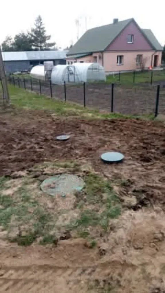 Sumontuoto nuotekų valymo įrenginio dangčiai sklype