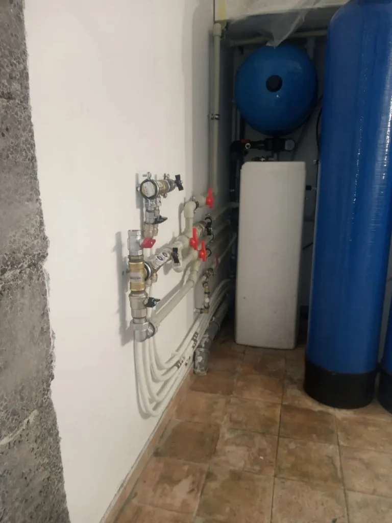 Vandens filtrų sistemos pajungimo mazgas su vandens apskaita ir uždarymo armatūra