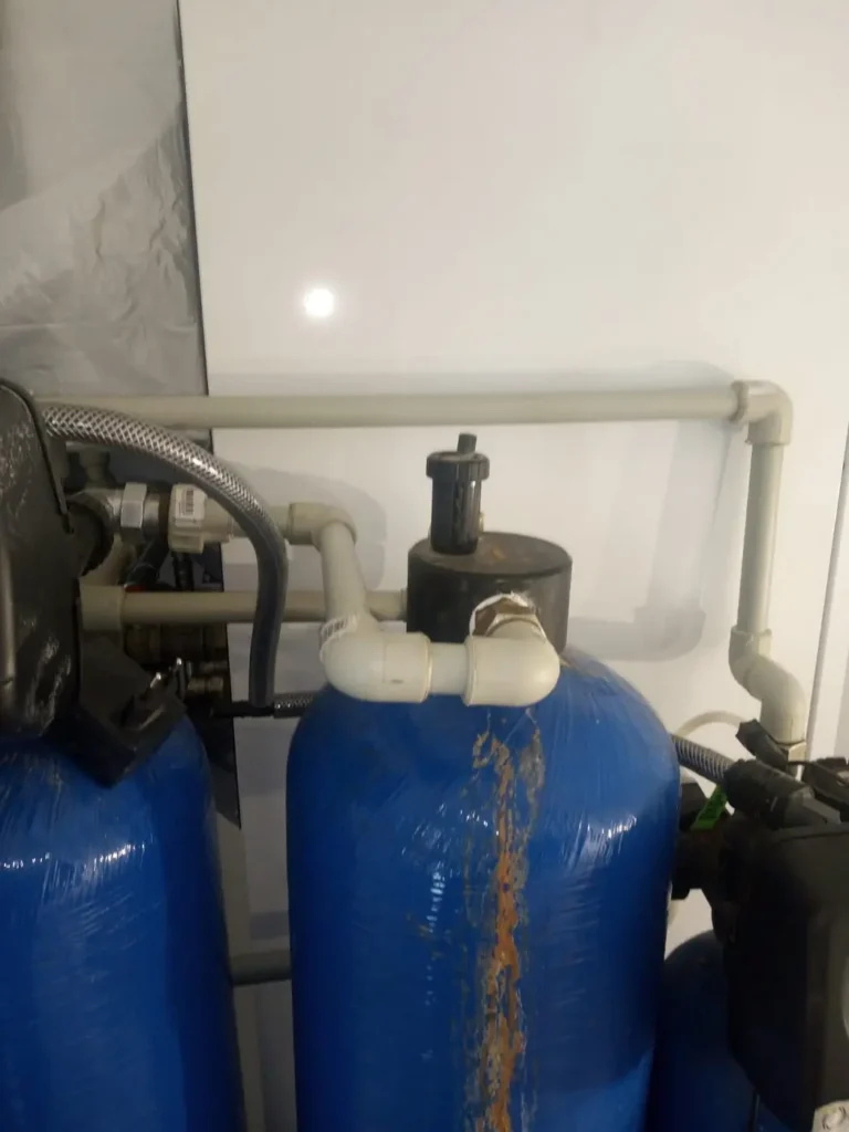 Automatinės vandens minkštinimo ir geležies šalinimo filtravimo kolonos