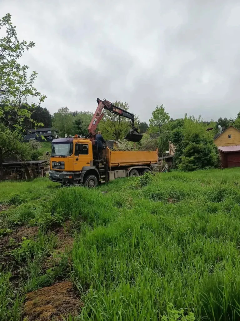 Savivartis su kranu atliekant žemės darbus nuotekų sistemos objekte